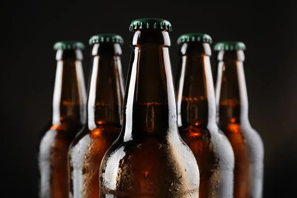 Veel Flessen Bier Donkere Achtergrond Close — Stockfoto