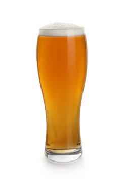 Beyaz arka planda bir bardak lezzetli light bira.