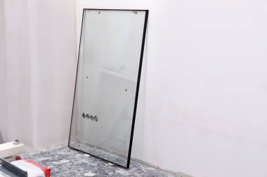 İçerideki duvarın yanında çift camlı pencere var.