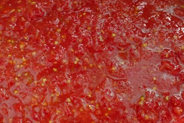 Arka plan olarak kırmızı domates suyu, yakın görüş