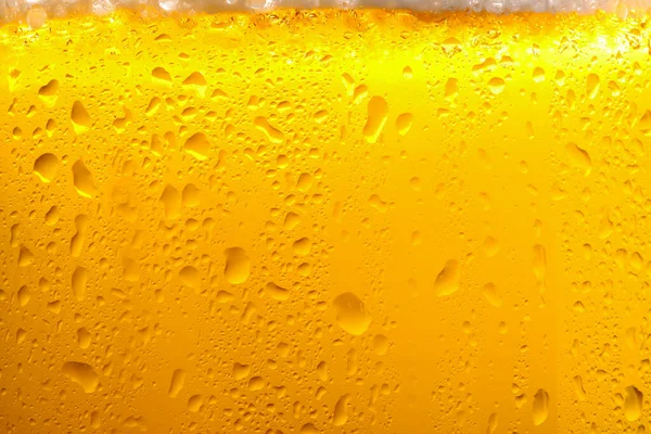 Склянка Смачного Холодного Пива Піною Конденсацією Падає Фон Крупним Планом — стокове фото