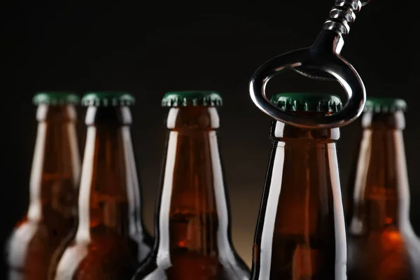 Apertura Botella Cerveza Sobre Fondo Oscuro Primer Plano —  Fotos de Stock