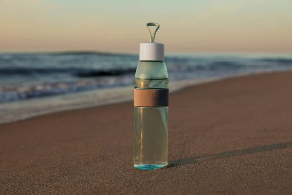 Bottiglia Vetro Con Acqua Sabbia Bagnata Vicino Mare Tramonto — Foto Stock
