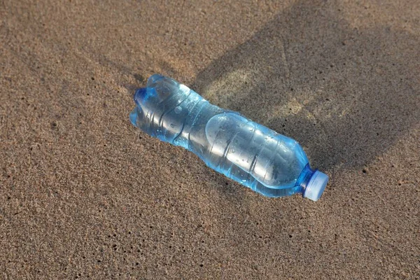 Plastic Bottle Fresh Water Wet Sand View — Stock Photo, Image