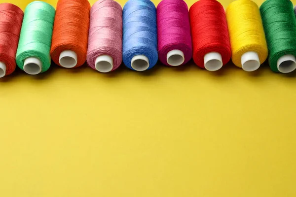 Set Fili Colorati Cucire Sfondo Giallo Spazio Testo — Foto Stock