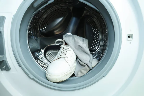 Çamaşır Makinesinde Kirli Çoraplı Spor Ayakkabılar Yakın Plan — Stok fotoğraf