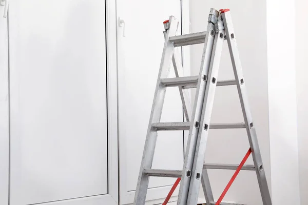 Escada Dobrável Metal Perto Janela Fechada Dentro Casa Espaço Para — Fotografia de Stock