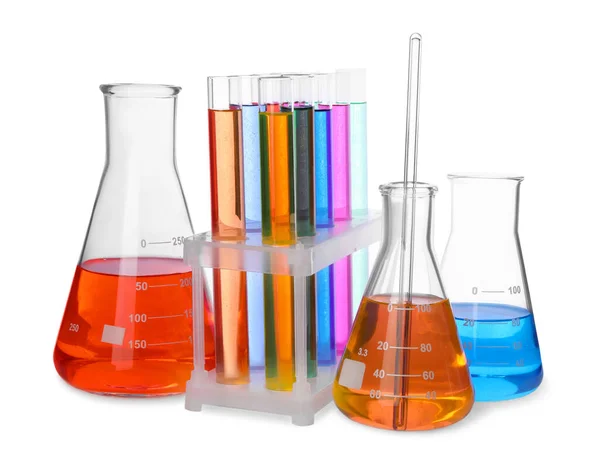 Testbuizen Ander Laboratoriumglaswerk Met Kleurrijke Vloeistoffen Witte Achtergrond — Stockfoto
