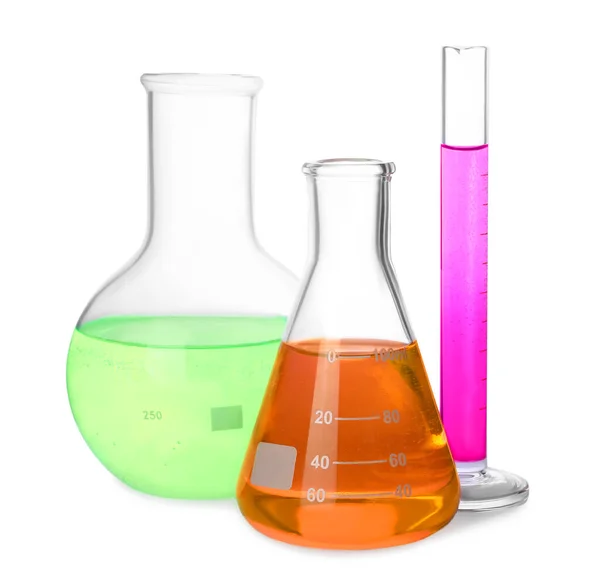 Verschillende Laboratoriumglaswerk Met Kleurrijke Vloeistoffen Witte Achtergrond — Stockfoto