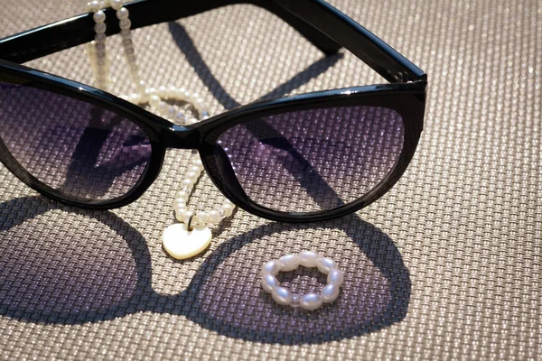 Stylowe Okulary Przeciwsłoneczne Biżuteria Szarej Powierzchni Zbliżenie — Zdjęcie stockowe