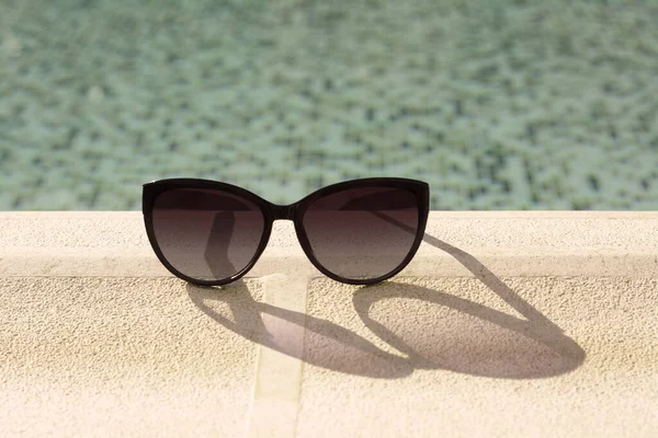 Stylowe Okulary Przeciwsłoneczne Pobliżu Odkrytego Basenu Słoneczny Dzień Miejsce Tekst — Zdjęcie stockowe