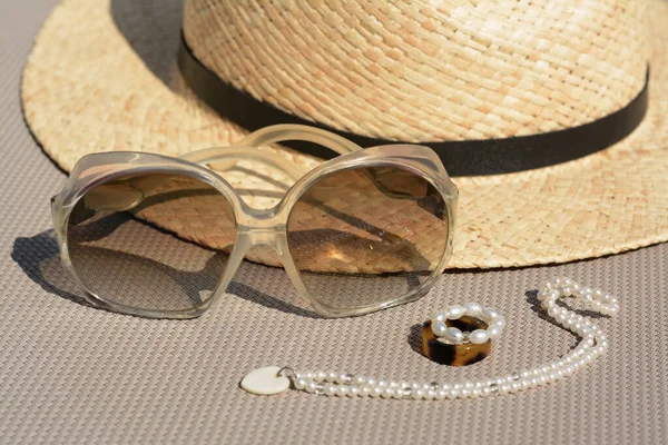 Stylowy Kapelusz Okulary Przeciwsłoneczne Biżuteria Szarej Powierzchni Zbliżenie — Zdjęcie stockowe