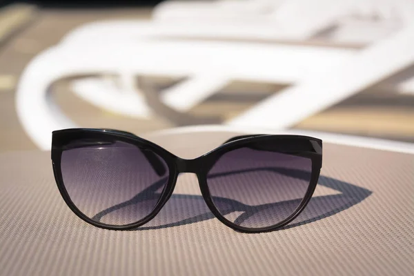 Stylowe Okulary Przeciwsłoneczne Szarym Leżaku Akcesoria Plaży Zbliżenie — Zdjęcie stockowe