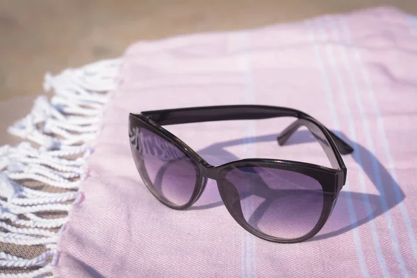 Stylowe Okulary Przeciwsłoneczne Kocu Zewnątrz Zbliżenie Akcesoria Plażowe — Zdjęcie stockowe