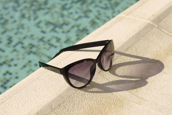 Óculos Sol Elegantes Perto Piscina Exterior Dia Ensolarado — Fotografia de Stock