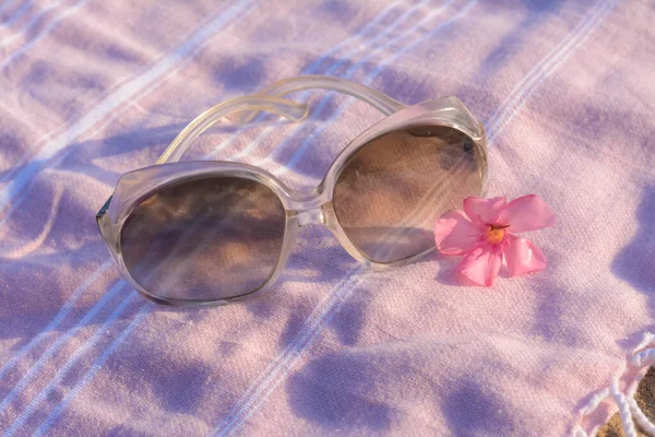 Vackra Solglasögon Med Tropisk Blomma Rosa Filt Närbild — Stockfoto