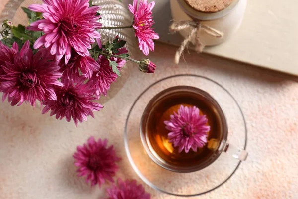 Piękne Kwiaty Chryzantemy Filiżanka Herbaty Beżowym Stole Teksturowanym Powyżej Widok — Zdjęcie stockowe