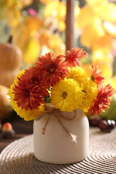 Piękne Kolorowe Chryzantemy Kwiaty Wazonie Stole Pomieszczeniach — Zdjęcie stockowe