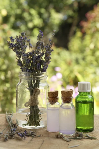 Vackra Lavendel Blommor Och Flaskor Eterisk Olja Trä Stubbe — Stockfoto