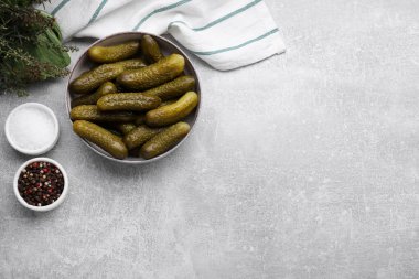 Salatalık turşusu ve malzemeler açık gri masada, düz yerde. Metin için boşluk