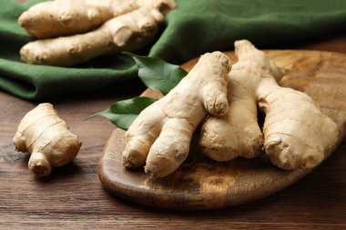 Tahta masa üzerinde taze zencefil, yakın plan.