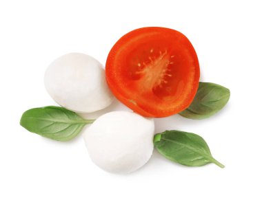 Lezzetli mozzarella, beyaz arka planda domates ve fesleğen yaprakları, üst manzara.