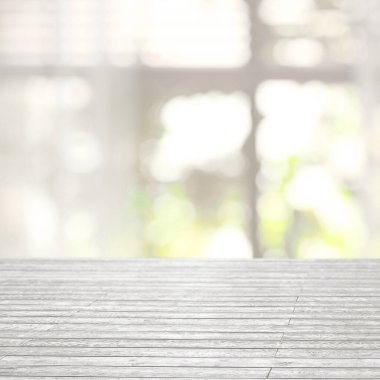 Boş beyaz ahşap yüzey ve bulanık pencere görüntüsü