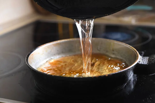 Menuang Minyak Goreng Dalam Panci Penggorengan Atas Kompor — Stok Foto