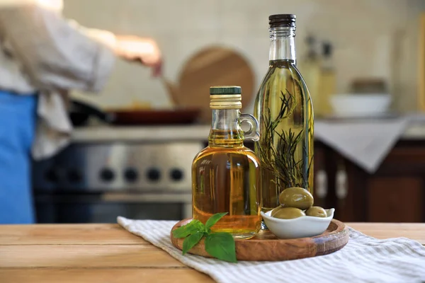 木製のテーブルの屋内で異なる調理油や成分 テキストのスペース — ストック写真