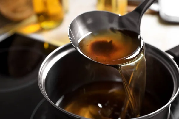 Ρίχνει Χρησιμοποιημένο Μαγειρικό Λάδι Κουτάλα Κατσαρόλα Στο Φούρνο Closeup — Φωτογραφία Αρχείου