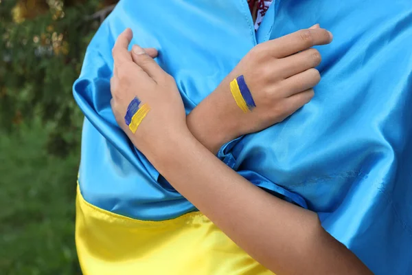 Женщина Рисунками Украинского Флага Руках Открытом Воздухе Крупный План — стоковое фото