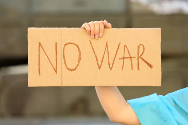 Elinde Kelimelerle Afiş Tutan Kadın Dışarıda Savaş Yok Yakın Plan — Stok fotoğraf