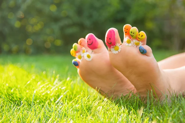 Teenage Girl Drawn Smiling Faces Chamomiles Toes Outdoors Closeup Space — Stock Photo, Image