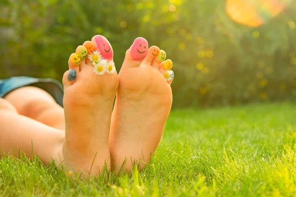 Teenage Girl Chamomiles Smiling Faces Drawn Toes Outdoors Closeup Space — Stock Photo, Image
