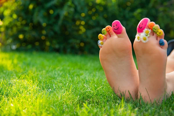 Teenage Girl Chamomiles Smiling Faces Drawn Toes Outdoors Closeup Space — Stock Photo, Image