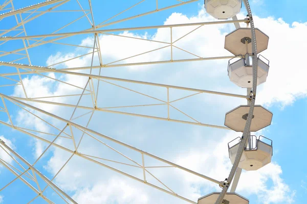 Large Observation Wheel Blue Cloudy Sky Low Angle View — Fotografia de Stock