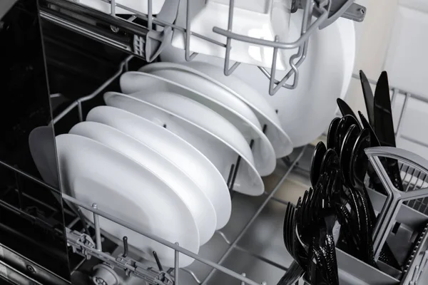 Ανοίξτε Σύγχρονο Πλυντήριο Πιάτων Καθαρά Επιτραπέζια Σκεύη Closeup — Φωτογραφία Αρχείου