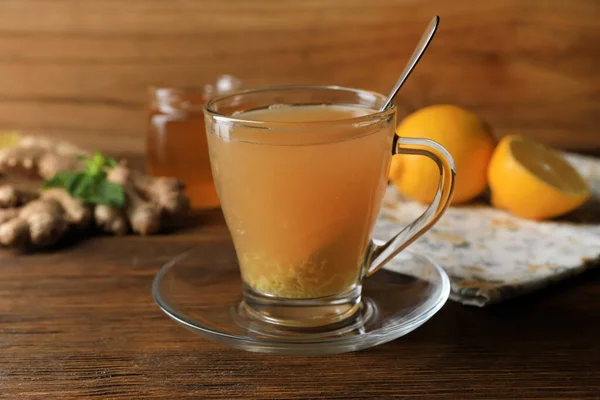 Xícara Chá Gengibre Delicioso Ingredientes Mesa Madeira — Fotografia de Stock