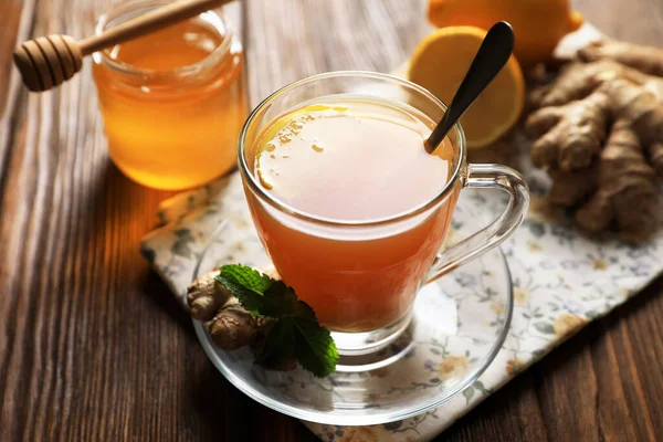 Xícara Chá Gengibre Delicioso Ingredientes Mesa Madeira Close — Fotografia de Stock