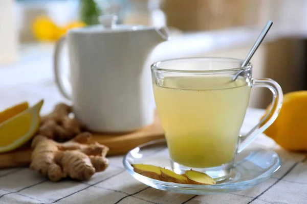 Copo Chá Gengibre Aromático Ingredientes Toalha Mesa Quadriculada Branca Dentro — Fotografia de Stock