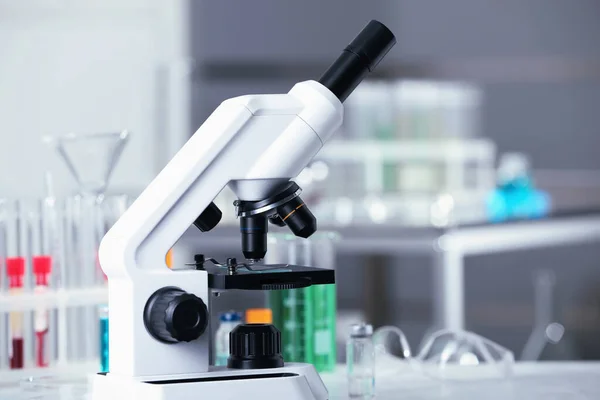 Modernt Medicinskt Mikroskop Bord Laboratorium Plats För Text — Stockfoto
