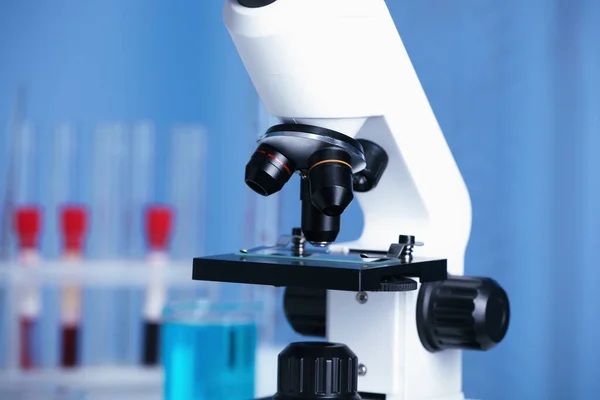 Modernes Medizinisches Mikroskop Mit Glasschieber Labor Nahaufnahme — Stockfoto