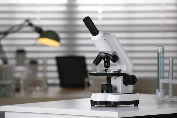 Σύγχρονο Ιατρικό Μικροσκόπιο Λευκό Τραπέζι Στο Εργαστήριο Χώρος Για Κείμενο — Φωτογραφία Αρχείου