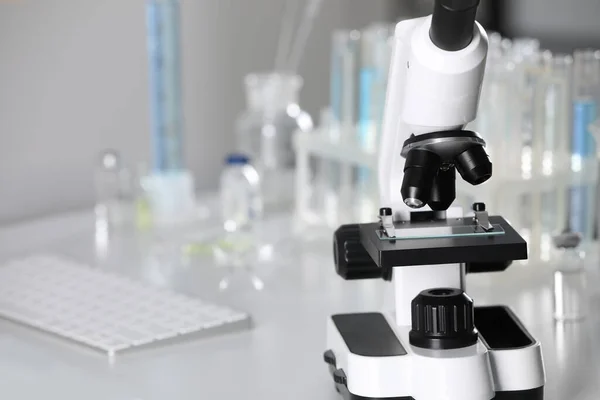Modernt Medicinskt Mikroskop Vitt Bord Laboratorium Närbild Plats För Text — Stockfoto