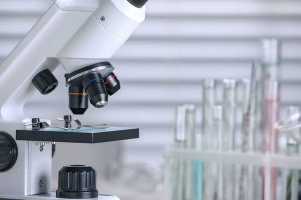 Moderne Medische Microscoop Met Glazen Glaasje Laboratorium Close Ruimte Voor — Stockfoto