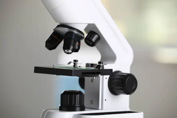 Σύγχρονο Ιατρικό Μικροσκόπιο Θολή Φόντο Κοντινό Πλάνο Εργαστηριακός Εξοπλισμός — Φωτογραφία Αρχείου
