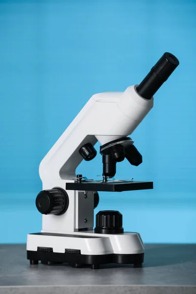 Moderne Medische Microscoop Grijze Tafel Binnen — Stockfoto