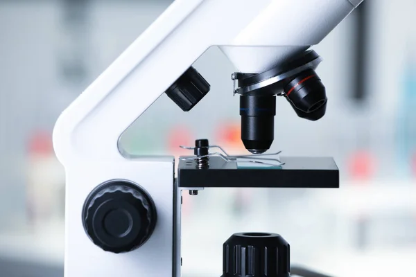 Microscópio Médico Moderno Com Corrediça Vidro Fundo Borrado Close — Fotografia de Stock