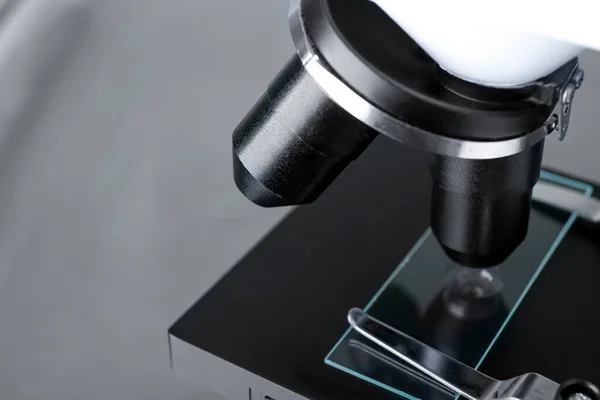 Moderne Medische Microscoop Met Glazen Dia Grijze Achtergrond Close Ruimte — Stockfoto