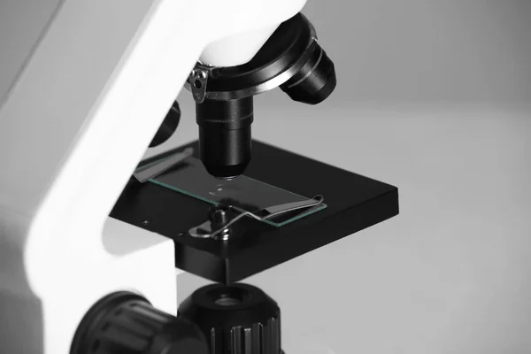 Moderne Microscoop Grijze Achtergrond Close Medische Apparatuur — Stockfoto